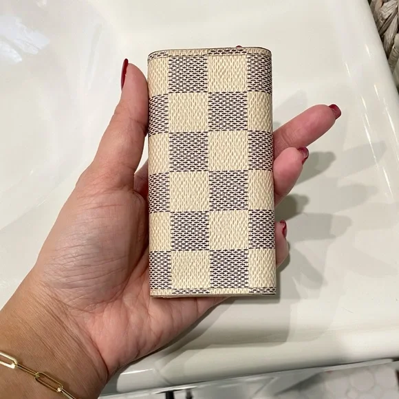 SOLD!! 💯 Authentic Louis Vuitton 4 Key Holder - Picture 2 of 10